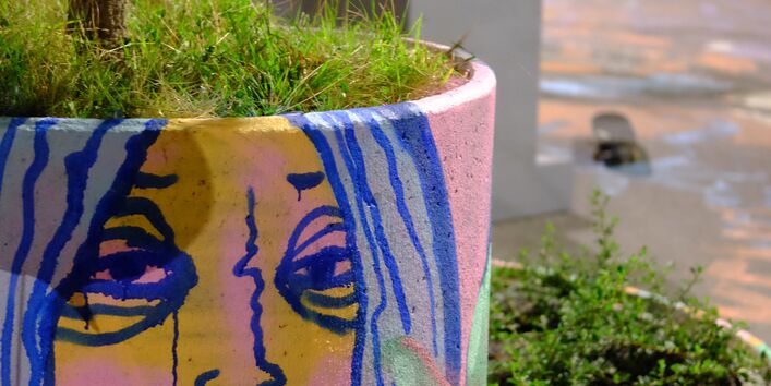 Blumenkübel aus Beton wurden von Künstlern aus Malmö bemalt