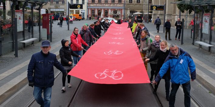 Teilnehmende tragen Laufradweg durch die Innenstadt
