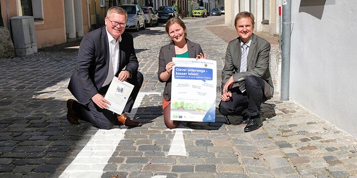 Bürgermeister, Klimaschutzmanagerin und Oberbürgermeister und Umweltreferatsleiter eröffnen einen neuen Radweg in Amberg