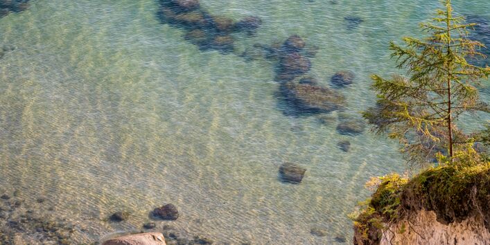Felsenküste und Blick auf das flache Meeresgewässer.