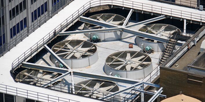 Klimaanlage auf einem Hochhaus