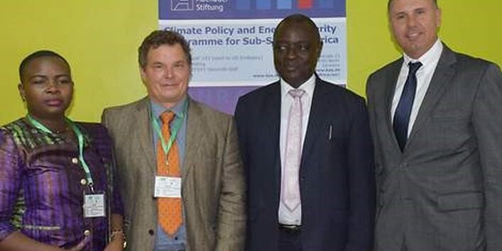 Auf dem Bild sind folgende vier Personen abgebildet. Von links: Jacqueline Amongin (Parlament Uganda); Dr Harald Ginzky (Umweltbundesamt); Vincent Frerrio Bamulangaki Ssempijja, Minister of Agriculture, Animal Industry and Fisheries (Government of Uganda); Prof. Dr. Oliver Ruppel, Direktor des Regionalprogramm "Climate Policy and Energy Security in Subsahara Africa" der Konrad-Adenauer-Stiftung