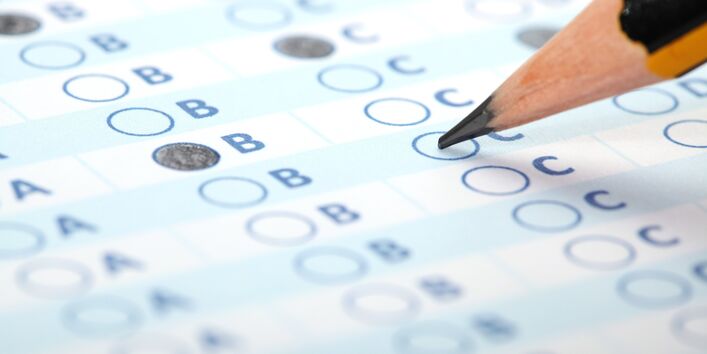 ein Fragebogen und ein Stift