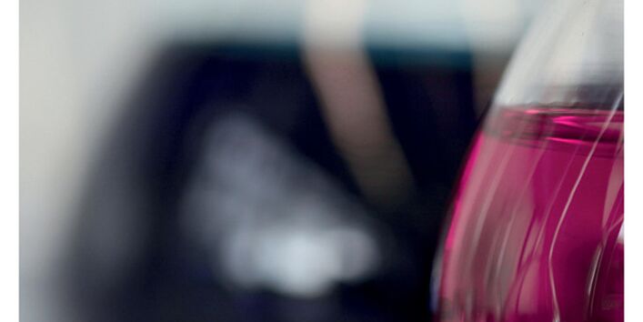 Cover von "Anpassung an den Klimawandel: Chemieindustrie" mit einem Foto eines Glasgefäßes mit einer dunklen Flüssigkeit