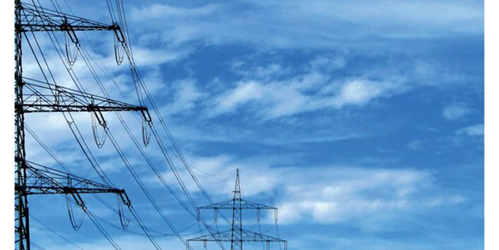 Cover von "Anpassung an den Klimawandel: Energiewirtschaft" mit einem Foto von Energiefreileitungstrassen