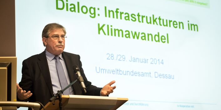 Vizepräsident des UBA am Rednerpult bei Begrüßung der Konferenzteilnehmer