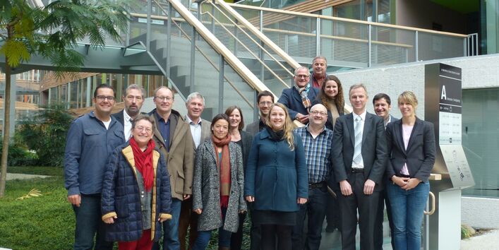 Gruppenbild der kommunalen Vertreter im Atrium des Umweltbundesamtes