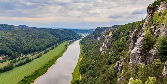 Der Strom Elbe durchfließt das Elbsandsteingebirge