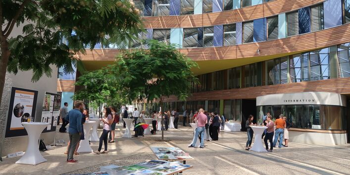 Das Foto zeigt die Teilnehmer der Fachtagung "kommunal mobil" im UBA-Atrium