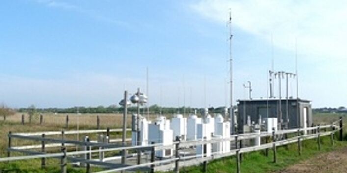 Messfeld Westerland mit den Niederschlags- und Staubsammlern bei Tinnum