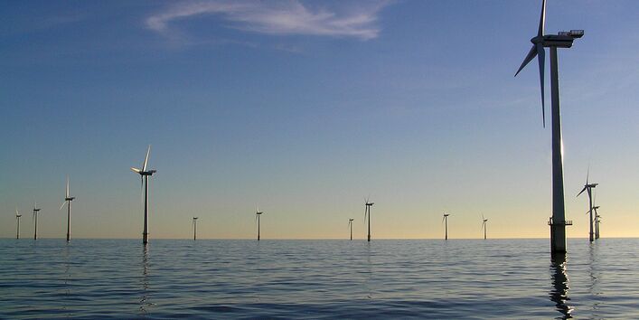 Offshore-Windkraft-Anlagen im Meer