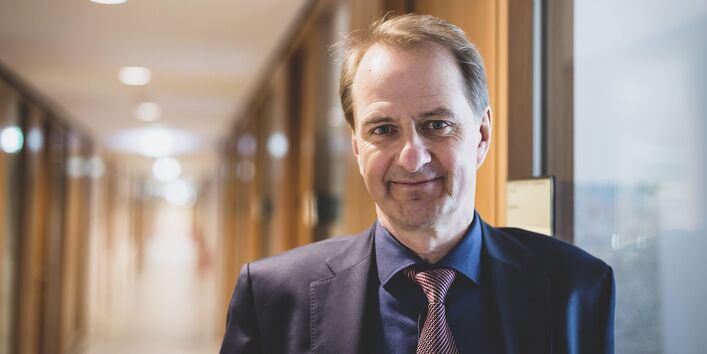 Prof. Dr. Dirk Messner im UBA-Gebäude Dessau