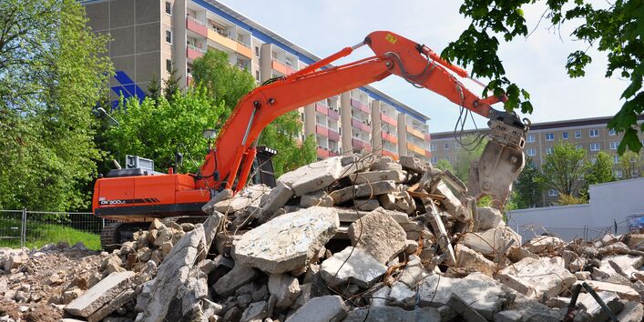 In einem Plattenbauviertel wird ein Haus abgerissen