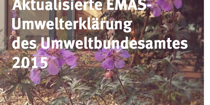 Cover der Broschüre "Aktualisierte EMAS-Umwelterklärung des Umweltbundesamtes 2015" mit einem Hintergrundbild blühender Pflanzen im UBA-Gebäude und den Logos "EMAS" und "Umweltbundesamt"
