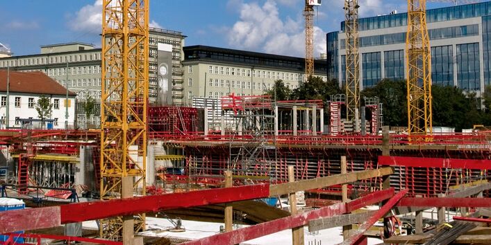 Baustelle mit Baukränen in der Innenstadt