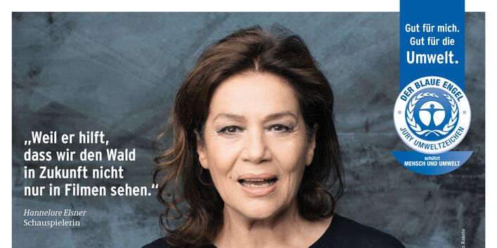 Hannelore Elsner und Schriftzug "Weil er hilft, dass wir den Wald in Zukunft nicht nur in Filmen sehen", daneben das Logo "Blauer Engel"