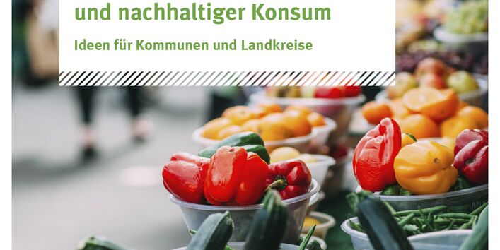 Menschen an einem Marktstand mit Gemüse