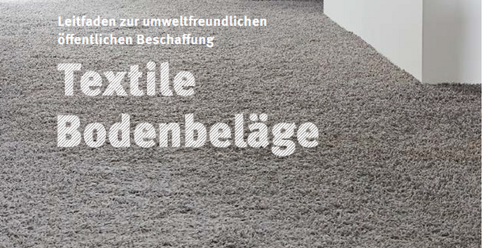 Titelseite der Ratgeber-Broschüre "Leitfaden zur umweltfreundlichen öffentlichen Beschaffung: Textile Bodenbeläge" des Umweltbundesamtes. Das Hintergrundbild zeigt einen Teppichboden in einer Wohnung.