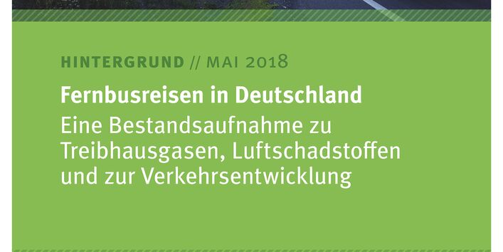 Cover des Hintergrundpapiers "Fernbusreisen in Deutschland" des Umweltbundesamtes mit einem Foto eines Fernbusses auf einer Landstraße