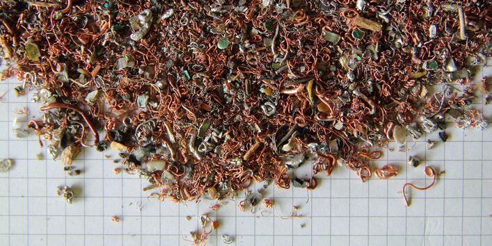 geschreddertes Material aus verschiedenen Metallen und Kunststoffen 