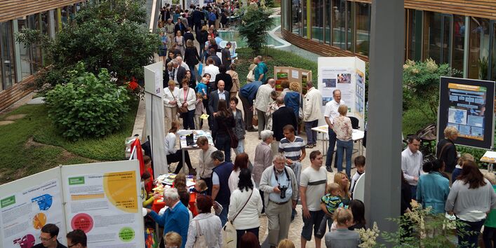 zwischen den Informationsständen im Atrium des UBA Dessau-Roßlau herrscht reges Treiben