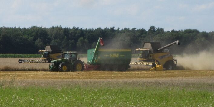 Traktoren bei der Ernte auf einem Feld