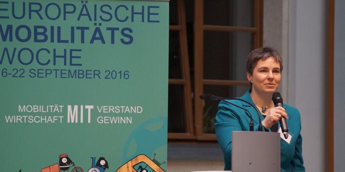 Frau Dr. Katrin Dziekan am Rednerpult, im Hintergrund ein Banner der Europäischen Mobilitätswoche 2016
