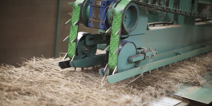 Pflanzenfasern werden von einer Maschine verarbeitet