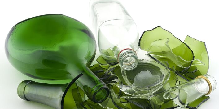 teilweise zerbrochene grüne und weiße Glasflaschen