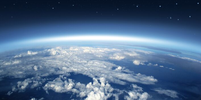 Luftbild der Erde mit einer Wolkendecke