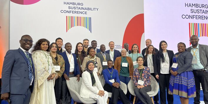 Eine Gruppe internationaler Teilnehmender auf der Hauptbühne der HSC 2024