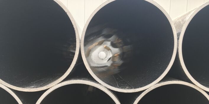 Rohre mit großen Durchmessern übereinander gestapelt