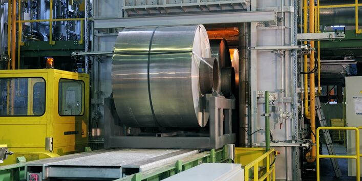 eine Rolle gewalztes Aluminium läuft vom Band