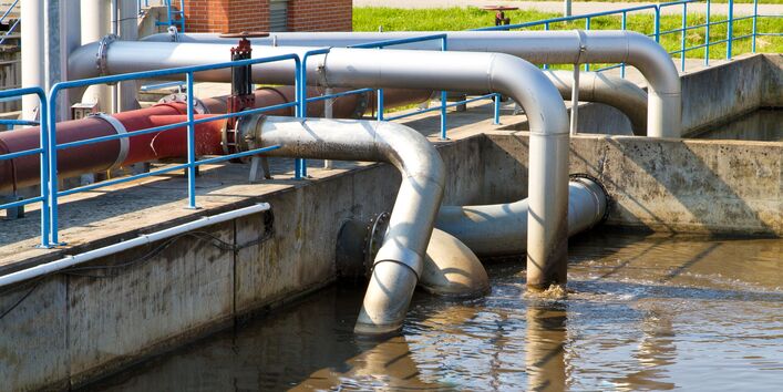 braunes Wasser in einem Becken einer Kläranlage