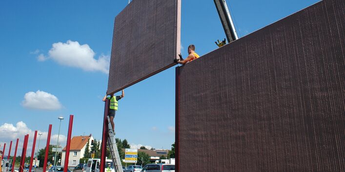 Arbeiter montieren eine Lärmschutzwand