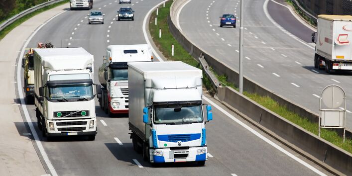 LKws auf einer Autobahn