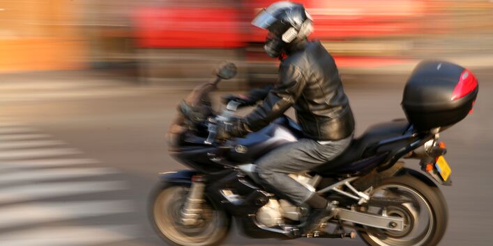 Motorradfahrer fährt auf Motorrad
