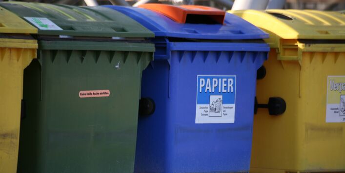 grüner, blauer und gelber Müllcontainer