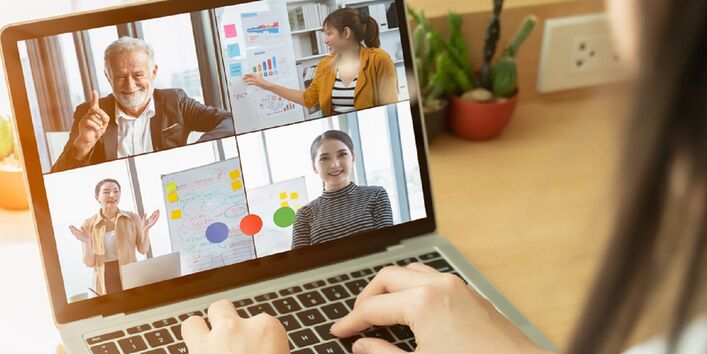 Computerbildschirm zeigt eine Videokonferenz