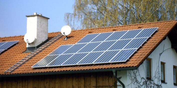 Wohnhaus mit Photovoltaikanlage auf dem Dach