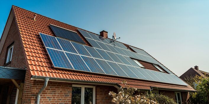 Photovoltaikmodule auf einem Hausdach eines Einfamilienhauses