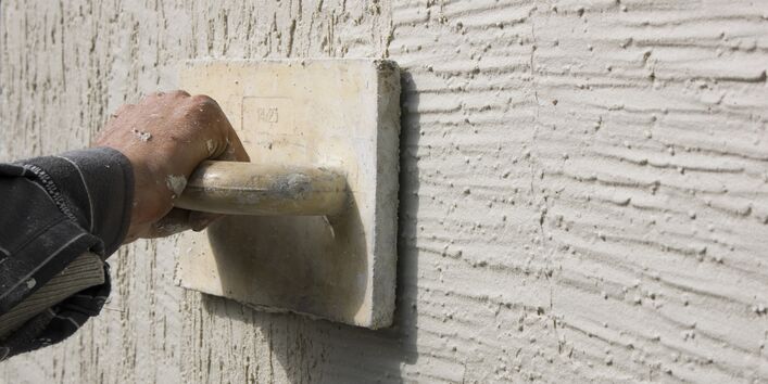 Putz wird mit einer Glättkelle bearbeitet