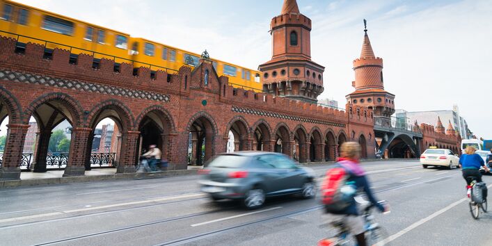 Straße an der Berliner Oberbaumbrücke mit Fahrspuren für Autos und für Fahrräder