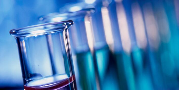 Reagenzgläser mit verschiedenfarbigen Flüssigkeiten in einem Ständer