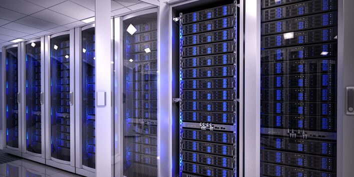 Serverschränke in einem Rechenzentrum