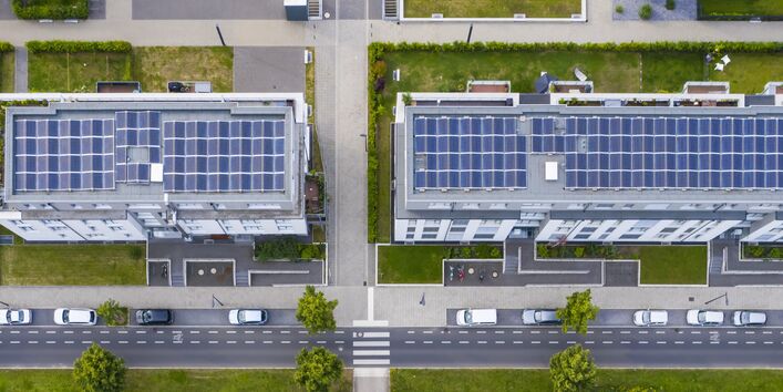 Luftbild eines Stadtquartiers mit Grün- und Solardächern