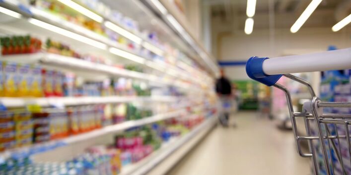 Kühlregale im Supermarkt