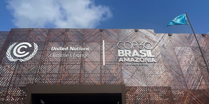 Eingang des Tagungsgeländes der 30. Weltklimakonferenz