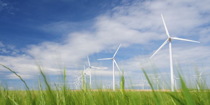 Windkraftanlage auf einem Getreidefeld 