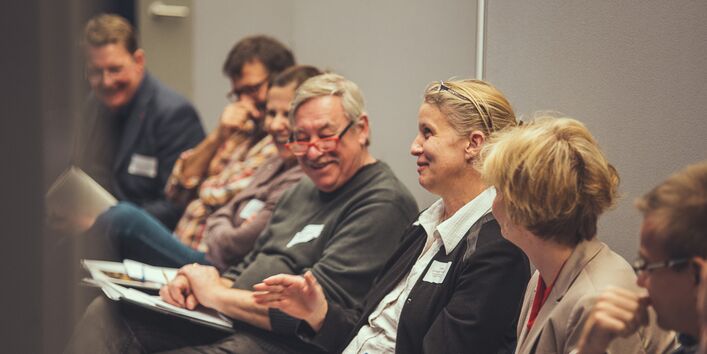 Seitliche Detailaufnahme von einigen Teilnehmern